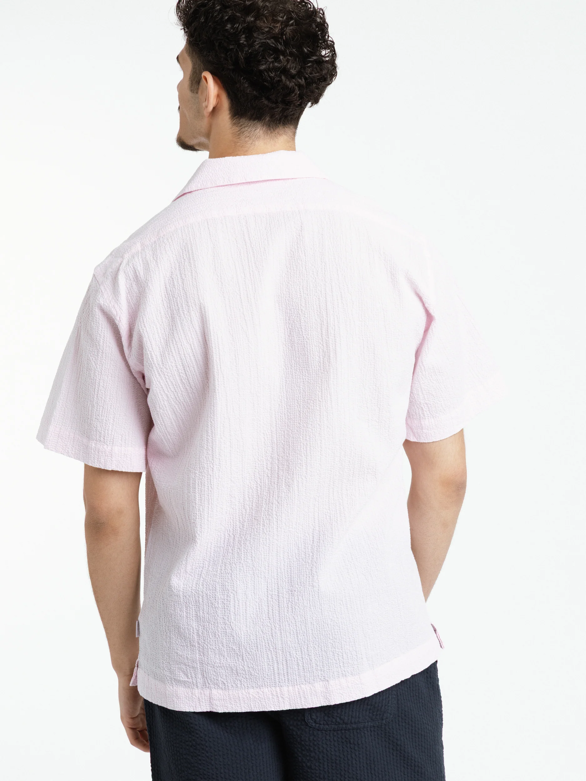 Short-Sleeve Seersucker Shirt in Rose - Image 7