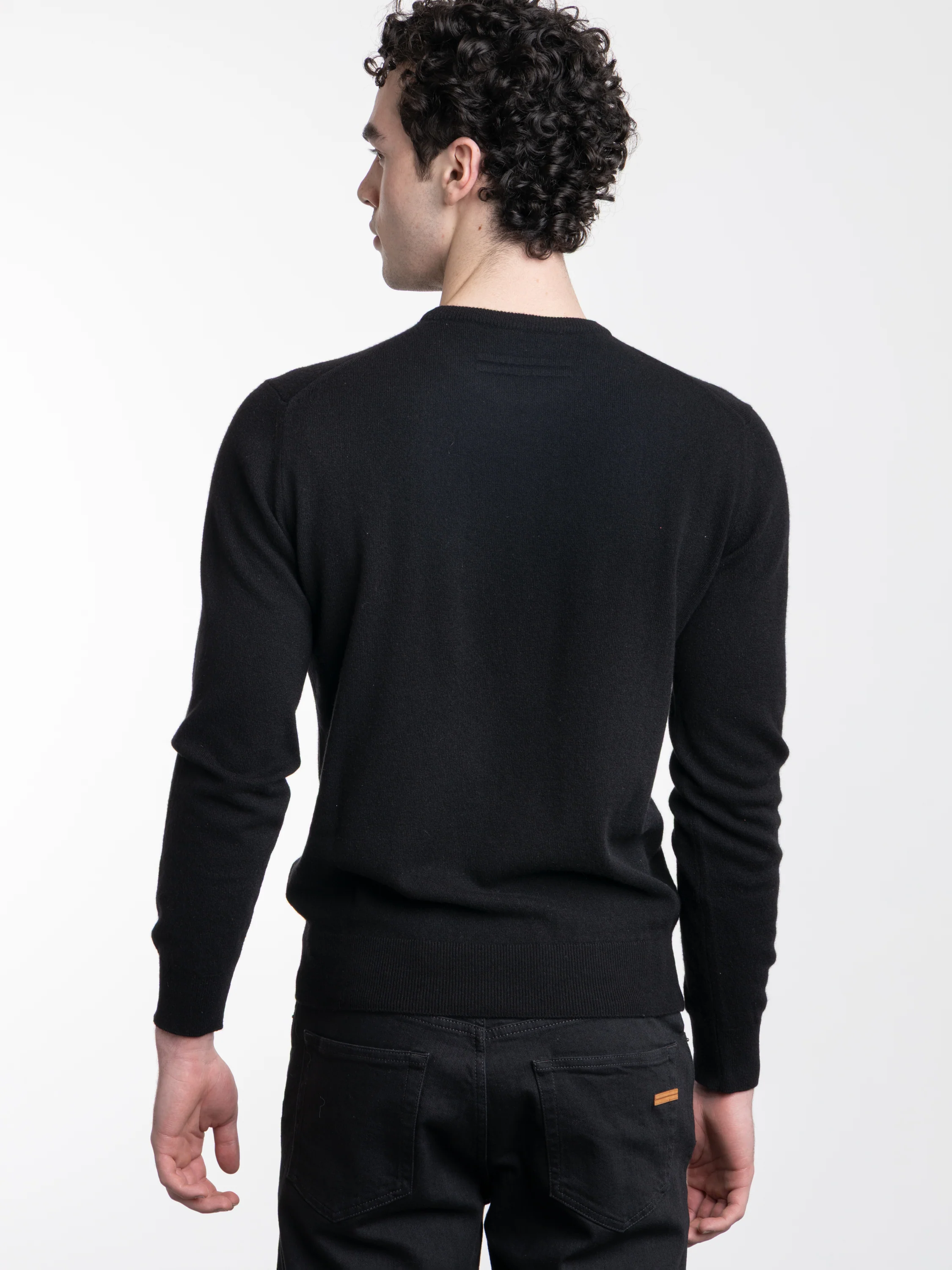 Black Oasi Cashmere Crewneck - Image 4
