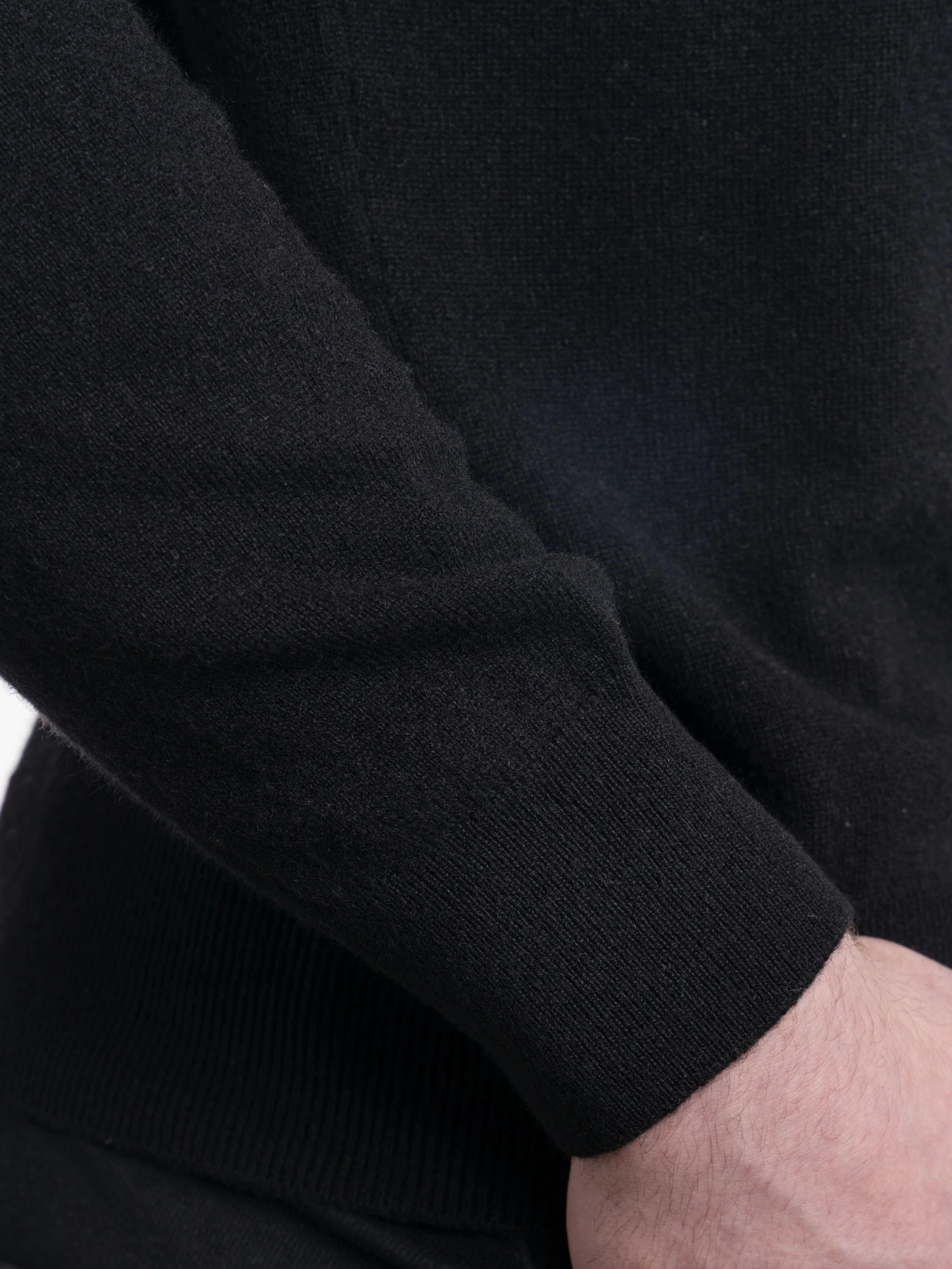 Black Oasi Cashmere Crewneck - Image 6